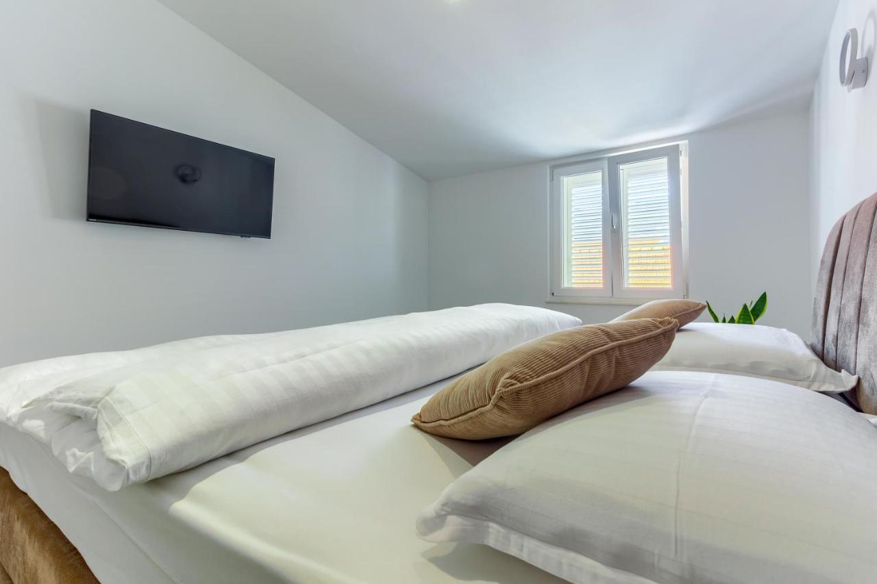 3rd Floor Apartment *
