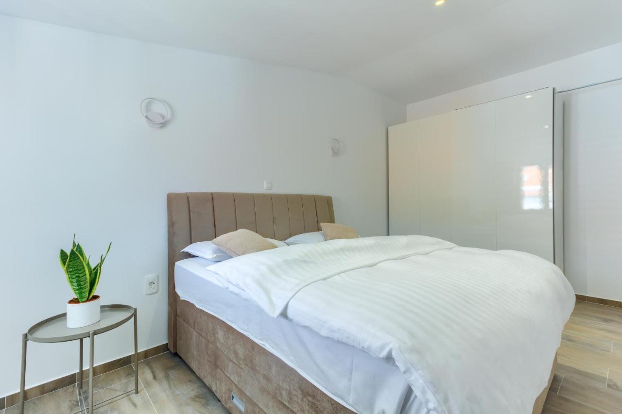 3rd Floor Apartment *