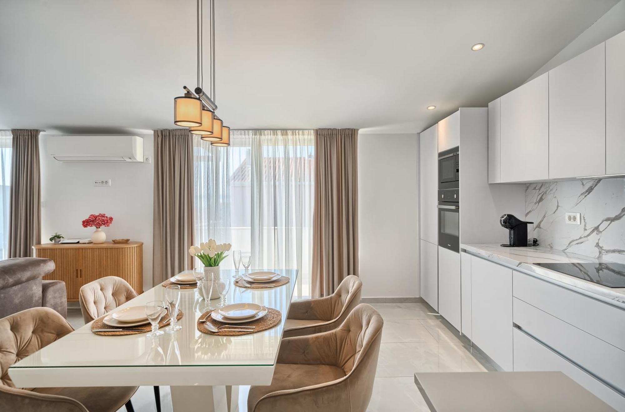 3rd Floor Apartment *